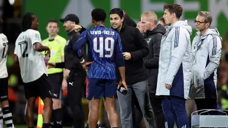 罗纳尔多与罗纳尔迪尼奥：足球史上的传奇与金球奖遗憾